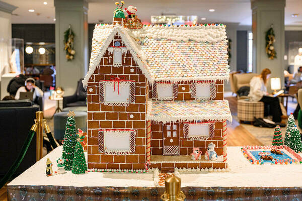 Gingerbread House 06