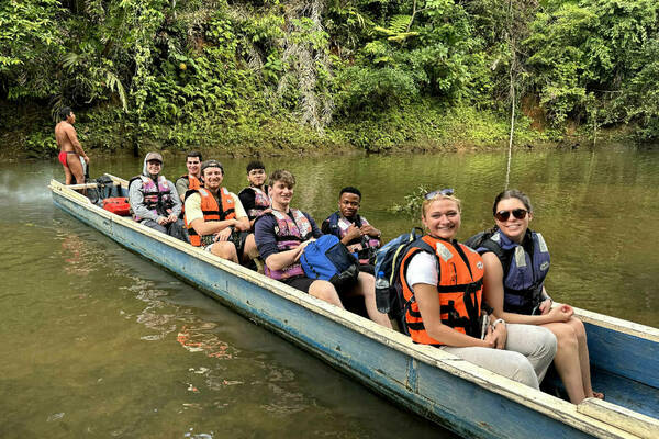Notre Dame students visit the Emberá Qera indigenous community located in the outskirts of the Darien region in Panama to learn about the community and their adapted sustainable development practices as the result of migrants crossing the Panamanian jungle. Here, our students travel by "piragua", the local name for a wooden canoe, on the Gatún River to get to the community.
